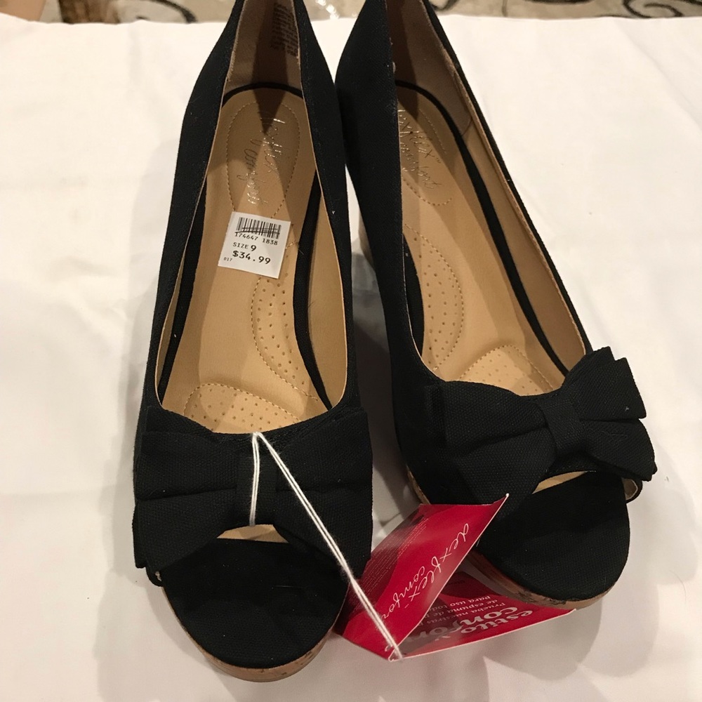 Dexflex comfort black canvas shoes.